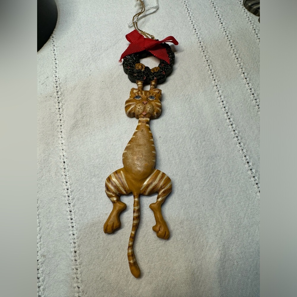 Christmas ornament Cat hanging from wreath yellowish tan kitty K Adler